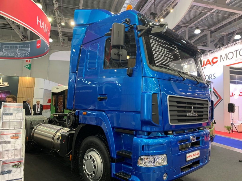 Новый грузовик МАЗ с криогенным баком для крупногабаритных перевозок